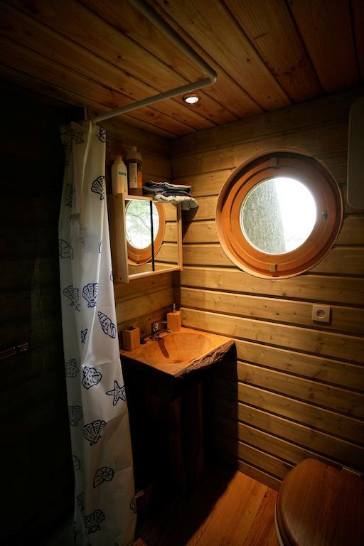 La Cabane Aux Secrets - Au Milieu De Nulle Part Outines Ruang foto